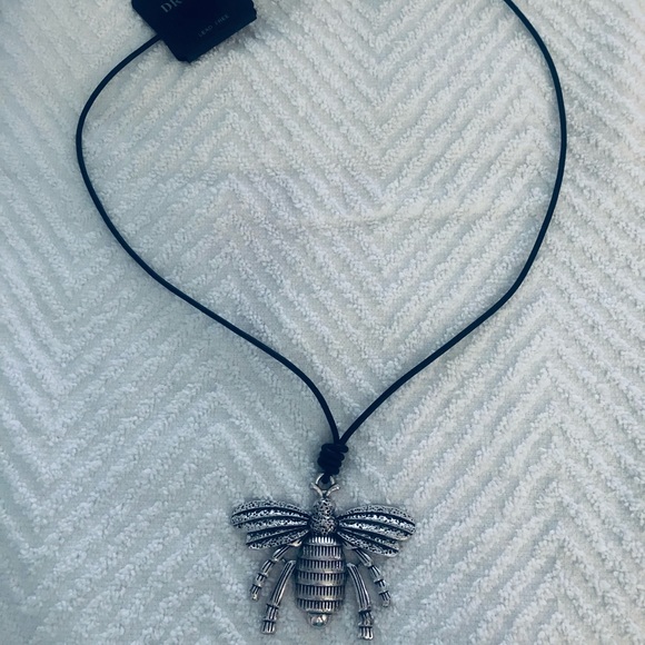 BEE Medallion DROOL Dress Necklace New with Tag - Picture 6 of 6